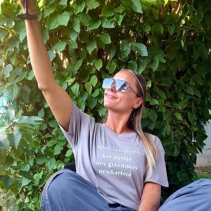 Marškinėliai: Gerk šampaną kol putoja, nes gyvenimas nesikartoja