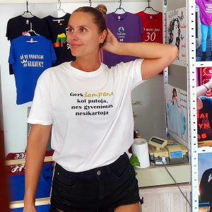 Marškinėliai: Gerk šampaną kol putoja, nes gyvenimas nesikartoja 