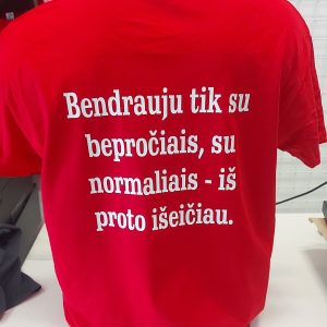 Marškinėliai: Bendrauju tik su bepročiais, su normaliais - iš proto išeičiau